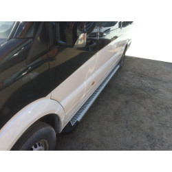 Купити Бокові пороги Line (2 шт., алюміній) Середня база для Volkswagen Crafter 2006-2016 рр