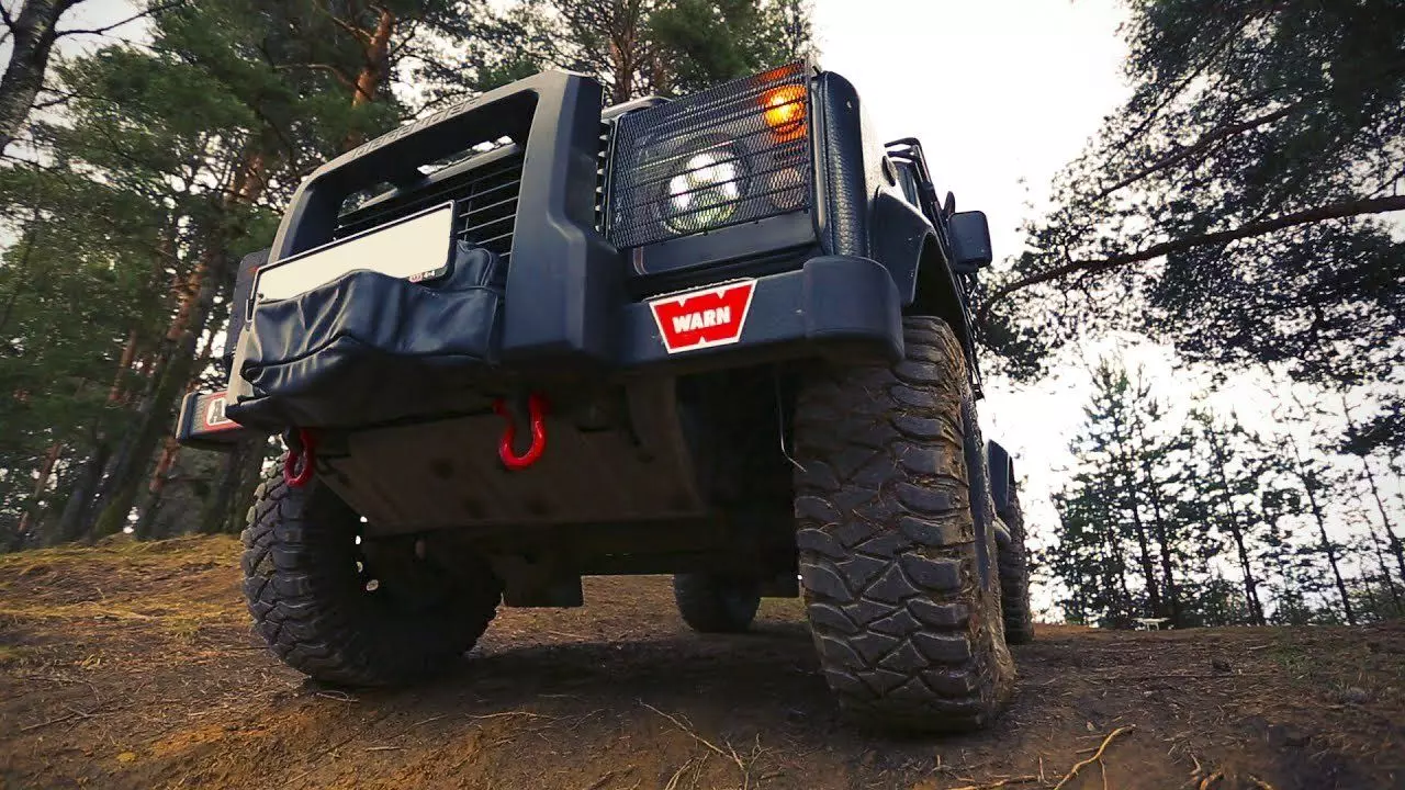 Land Rover Defender VS Nissan Terra: порівняння позашляховиків