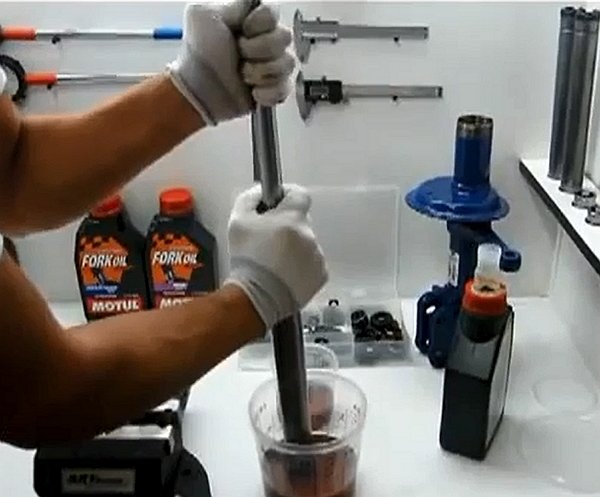 Відновлення робочого тиску, прокачування стійки kak-prokachat-amortizatory-2.jpg