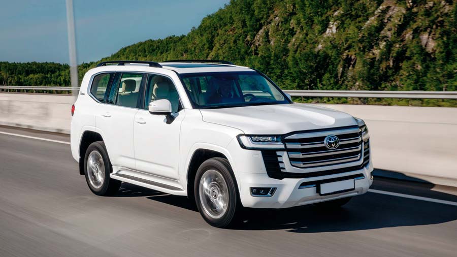 Toyota 300 в движении на автомагистрали Toyota 300 на дороге в движении - обзор автомобиля