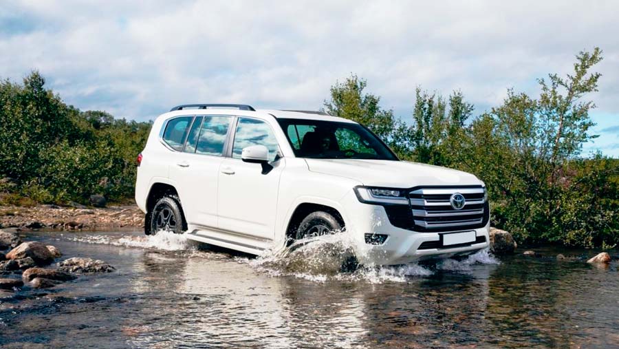 Преодолевая небольшие препятствия Toyota Land Cruiser против препятствий