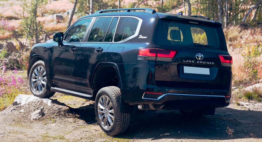 Другой ракурс на новинку Toyota Land Cruiser 300 на внедорожье обзор