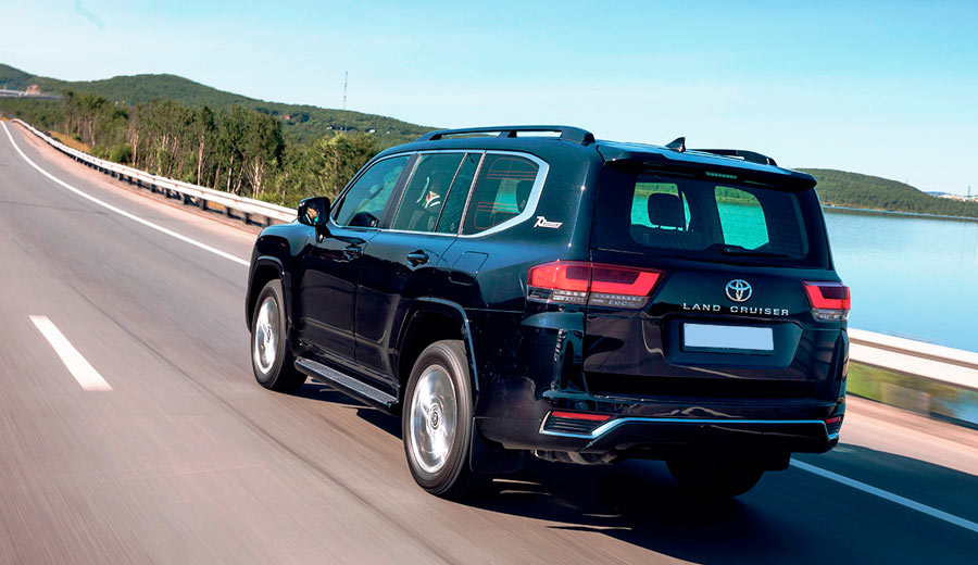 Новый Крузак в движении Вид нового Toyota LC 300 в движении обзор