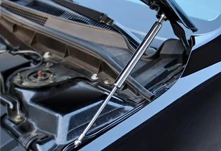 Амортизатор капота в работе amortizator-kapota.png