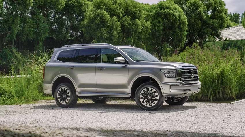 Габарити нового позашляховика Tank 600 в порівнянні з Toyota LC 300