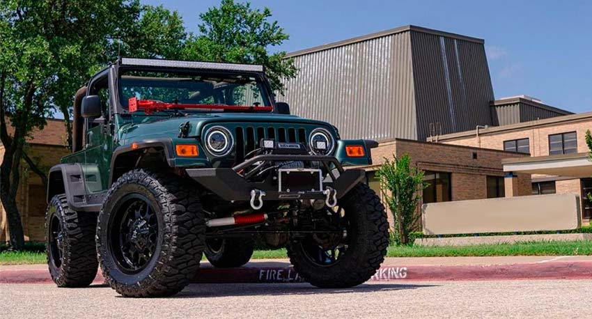 Тюнингований Jeep для оффроаду Тюнингований Jeep для оффроаду купити запчастини