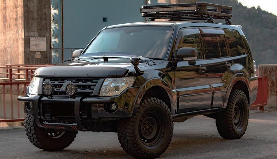 Тюнінгований Mitsubishi Pajero купити запчастини в Україні дешево