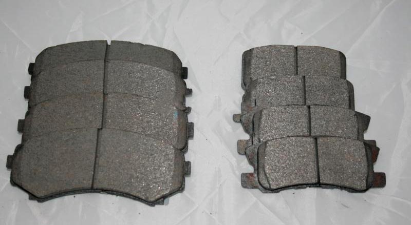 Комплект оригінальних гальмівних колодок для Mitsubishi Pajero 4 покоління купити в Україні ціна