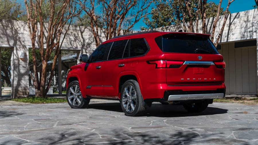 Вид сзади на новый внедорожник Toyota 2022 Вид сзади на новый внедорожник Toyota 2022 запчасти и тюнинг для джипов