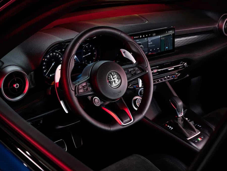 Салон Alfa Romeo Tonale 2022 Салон Alfa Romeo Tonale купити запчастини Україна підсилені ціна оригінал