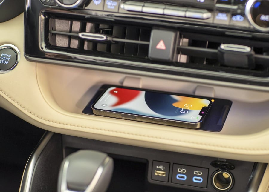 Новая удобная площадка для беспроводной зарядки в Highlander 2023 купить аксессуары бокс на крышу для кроссовера цена с доставкой Украина