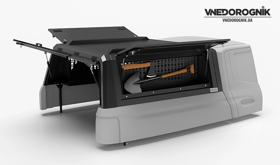 Боковий металевий органайзер, встановлений в нішу над колісною аркою в багажнику позашляховика для зберігання такелажного спорядження.