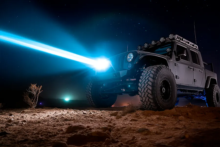 Светодиодная LED балка дальнего света на внедорожнике,