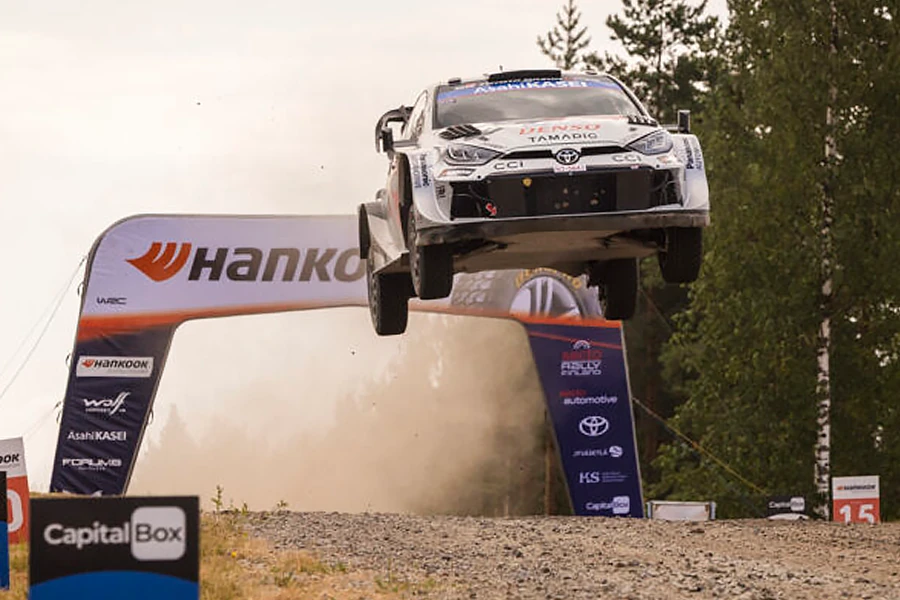 Калле Рованпера та його штурман Йонне Халттунен у своєму Toyota GR Yaris Rally1 пролітають над фінішною лінією Ралі Фінляндії 2025, святкуючи перемогу на очах у радісних вболівальників.