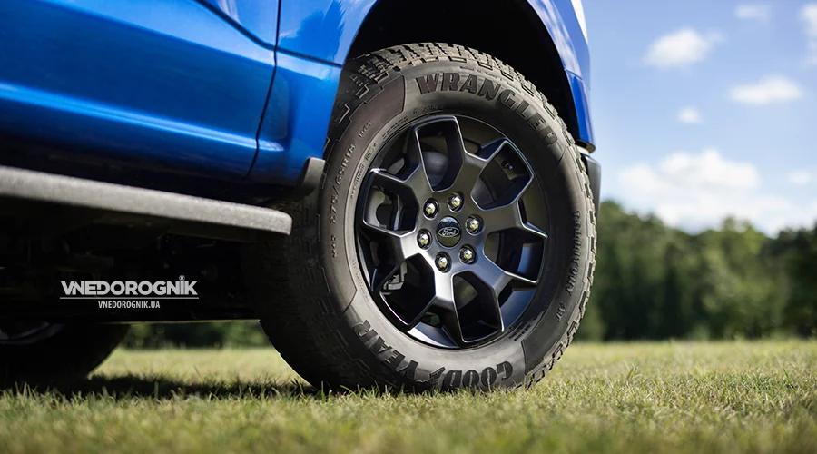 Крупным планом новое 18-дюймовое колесо F-150 Lightning STX, подчеркивающее внедорожный дизайн.