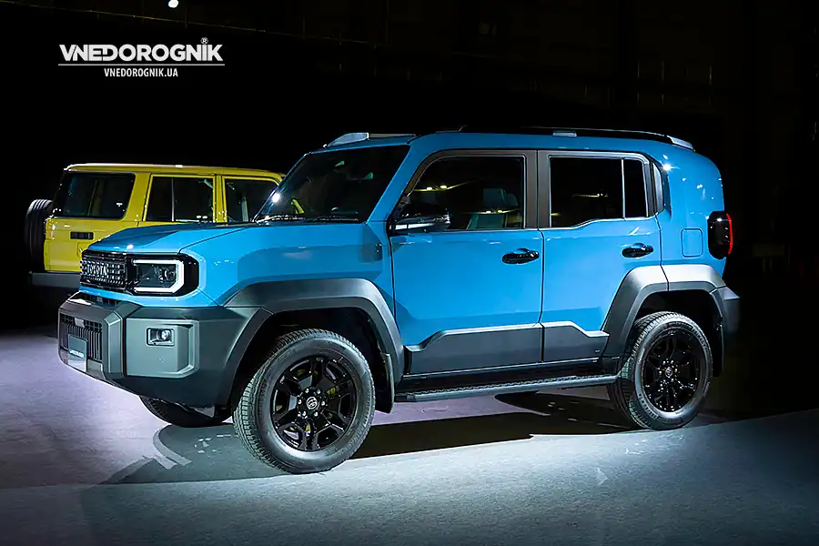 Офіційне фото нового Toyota Land Cruiser FJ, представленого на Japan Mobility Show 2025: брутальний дизайн і компактна рамна конструкція.