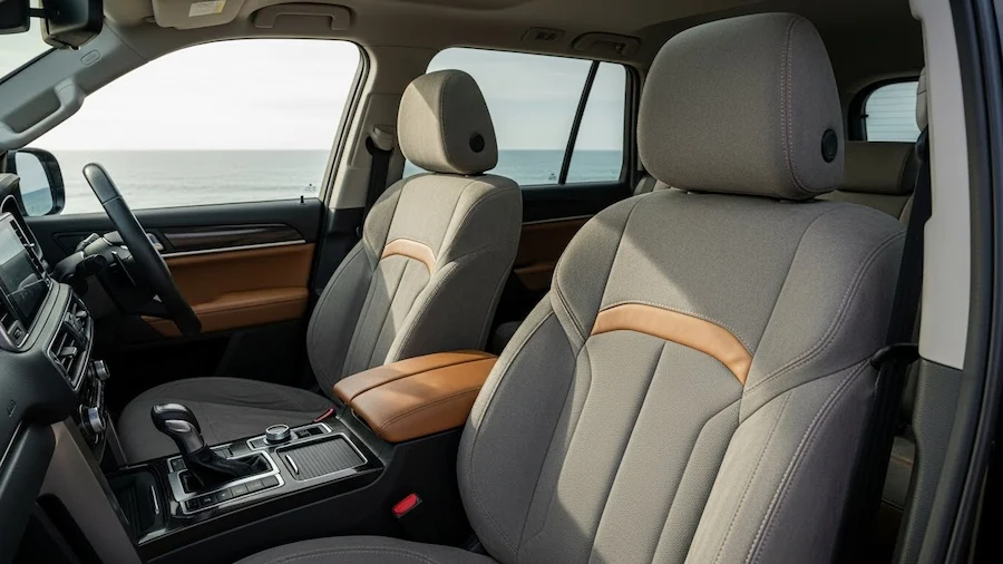 Накидки на передні сидіння в салоні позашляховика для далеких поїздок