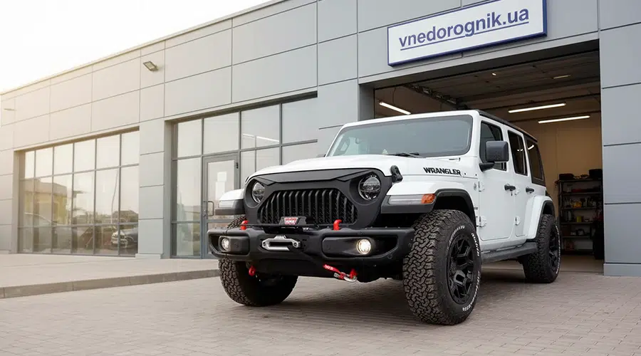 Підготовлений до експедицій позашляховик після тюнінгу в ательє Vnedorognik