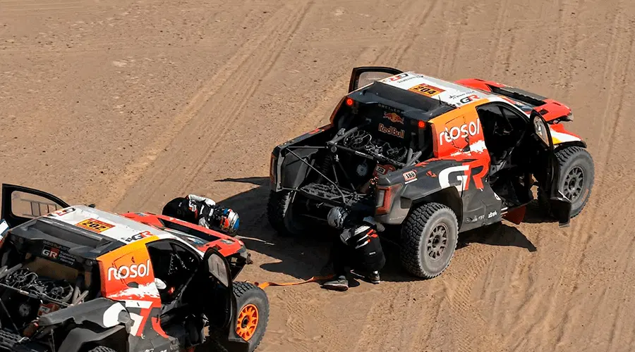 Towing of Henk Lategan's Toyota by teammate Toby Price after the car ran out of fuel 10 km before the finish of Stage 10.