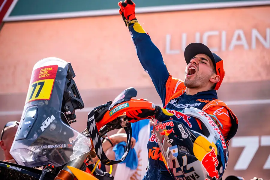 ереможець перегон на мотоциклах Dakar Лусіано Бенавідес, який випередив Рікі Брабека на 2 секунди у драматичній боротьбі за золото