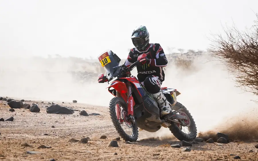 Гонщик Monster Energy Honda Скайлер Гаус у пісках Саудівської Аравії: автор першої перемоги на 11-му етапі та унікального ремонту колеса термобілизною