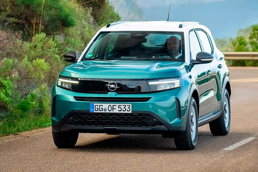 Передня частина кросовера Opel Frontera 2026 року у фірмовому стилі Opel Vizor на дорозі